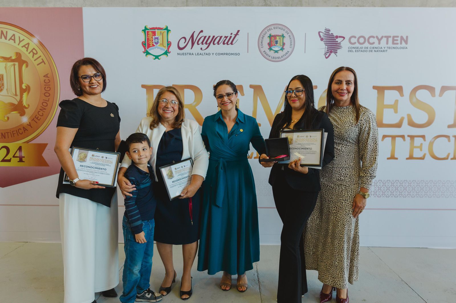 Docentes de la UAN reciben la Medalla Nayarit 2024 por su contribución a la ciencia y tecnología